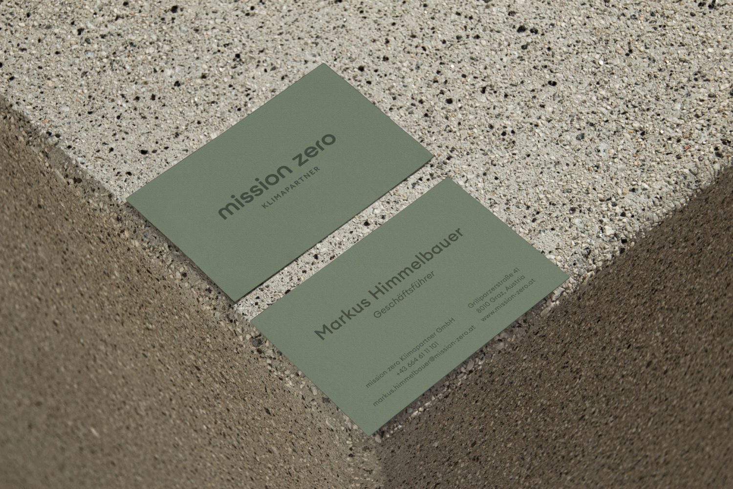 Eine Betonwand mit einer Visitenkarte, die für Mission Zero wirbt.